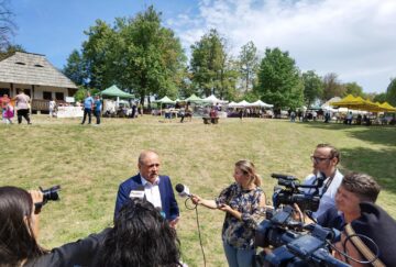 130 de expozanți și sute de vizitatori, chiar din prima zi a evenimentului din Muzeul Satului