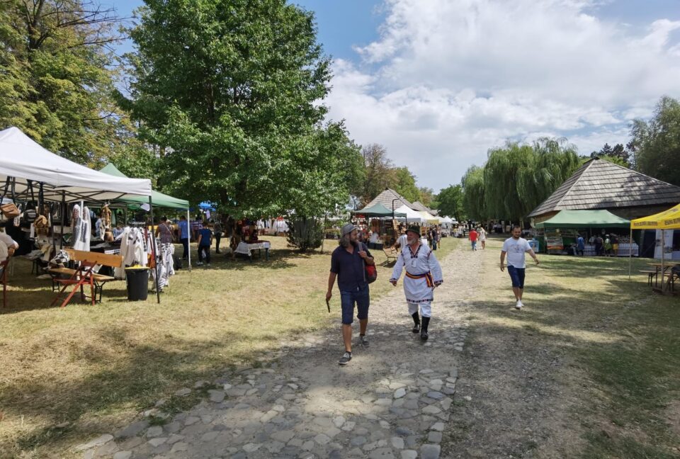 130 de expozanți și sute de vizitatori, chiar din prima zi a evenimentului din Muzeul Satului 130 de expozanți și sute de vizitatori, chiar din prima zi a evenimentului din Muzeul Satului