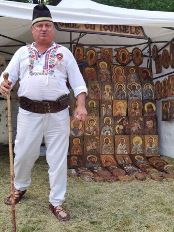130 de expozanți și sute de vizitatori, chiar din prima zi a evenimentului din Muzeul Satului
