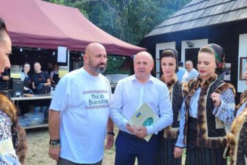 Chef Scărlătescu, Neculai Barbă și o parte din Ansamblul Ciprian Porumbescu, la evenimentul din Muzeul Satului