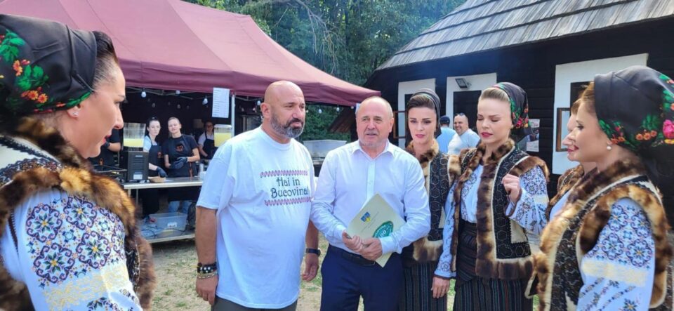 Chef Scărlătescu, Neculai Barbă și o parte din Ansamblul Ciprian Porumbescu, la evenimentul din Muzeul Satului Chef Scărlătescu, Neculai Barbă și o parte din Ansamblul Ciprian Porumbescu, la evenimentul din Muzeul Satului