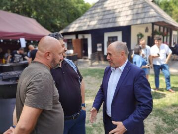 Cătălin Scărlătescu, Emil Ursu și Neculai Barbă, la evenimentul din Muzeul Satului
