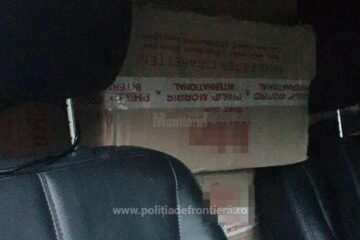 În față se aflau cei doi bărbați iar partea din spate a Mercedesului era burdușită cu baxuri de țigări
