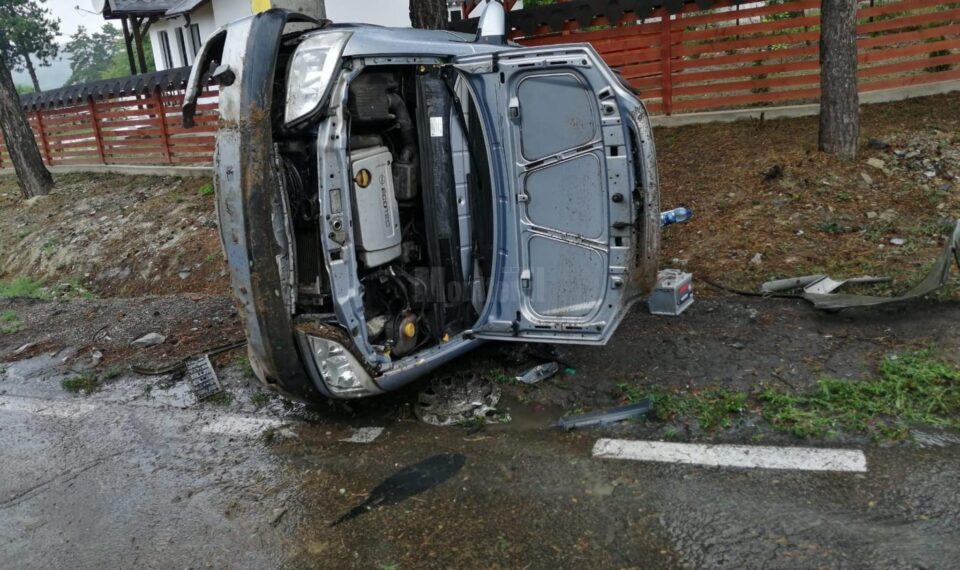 S-a răsturnat și a ajuns cu mașina peste un stâlp