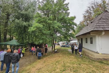 Mii de suceveni și turiști au răspuns chemării „Lume, lume... hai la târg!”, venind la Muzeul Satului Bucovinean