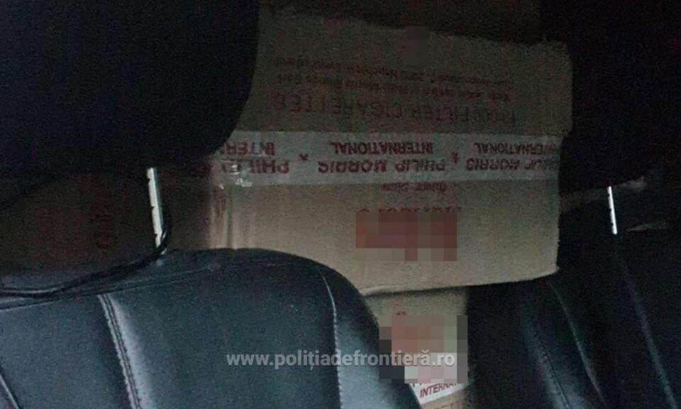 În față se aflau doi bărbați, iar spatele mașinii era burdușit cu baxuri de țigări