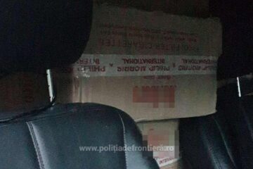 În față se aflau doi bărbați, iar spatele mașinii era burdușit cu baxuri de țigări