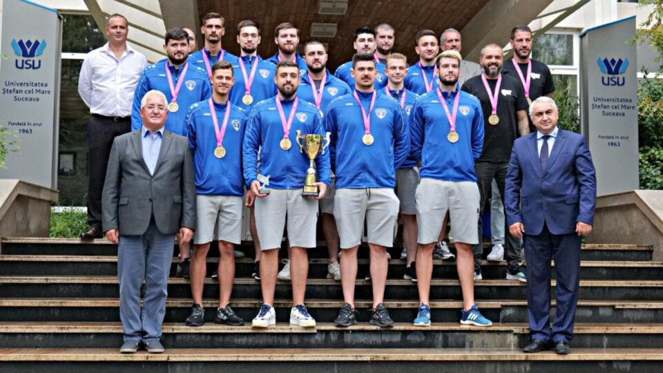 Handbalistii de la USV au fost primiti ca niste campioni la revenirea de la Europene Handbalistii de la USV au fost primiti ca niste campioni la revenirea de la Europene