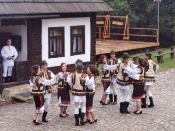 Mii de suceveni și turiști au răspuns chemării „Lume, lume... hai la târg!”, venind la Muzeul Satului Bucovinean