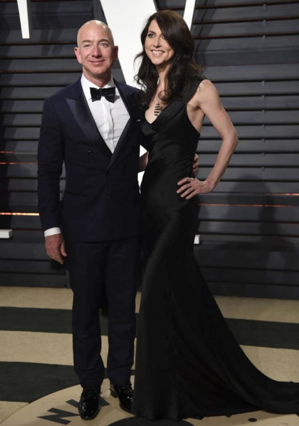 Limbajul nonverbal în cuplu – Jeff și MacKenzie Bezos
