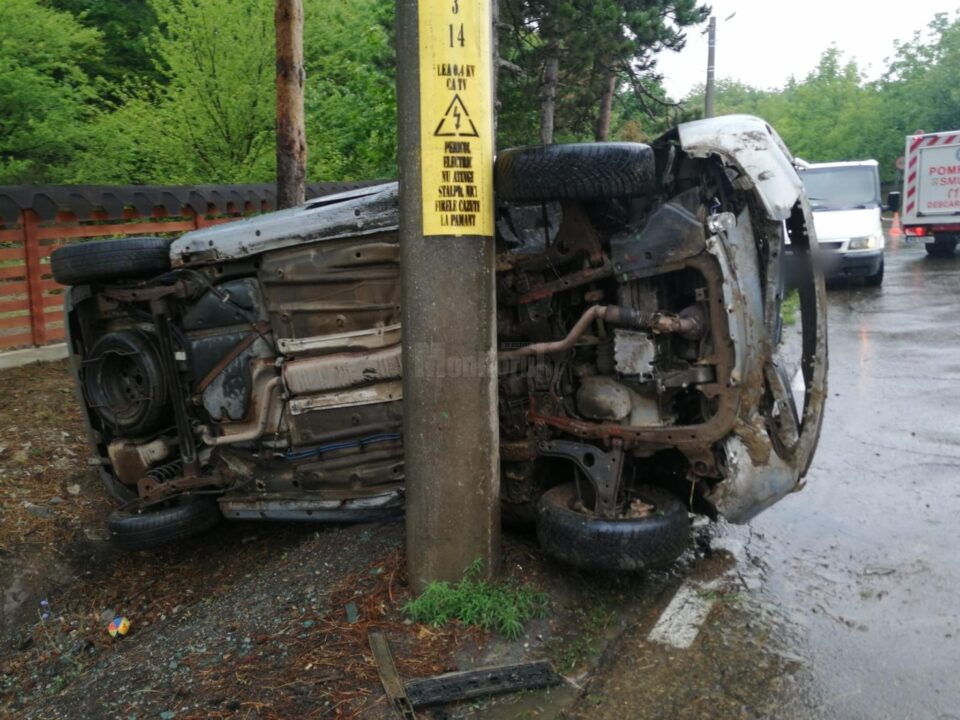 S-a răsturnat și a ajuns cu mașina peste un stâlp