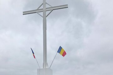 Crucea are o înălțime de 12 metri și este așezată pe un soclu de 4 metri înălțime