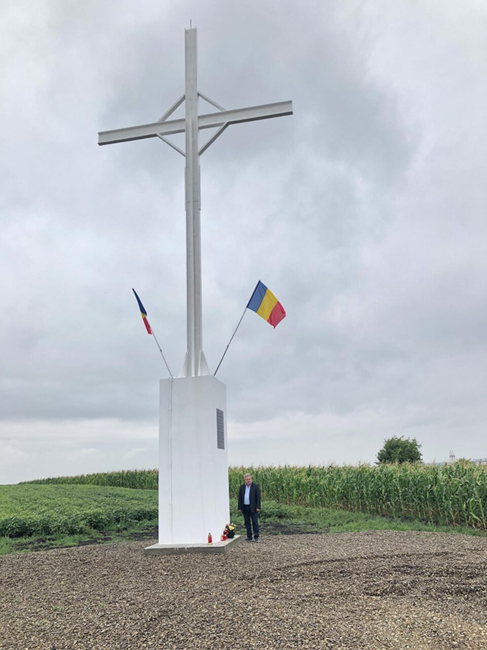 Crucea are o înălțime de 12 metri și este așezată pe un soclu de 4 metri înălțime