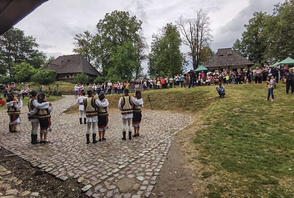 Aproape 8.500 de vizitatori au venit la Muzeul Satului Bucovinean, în perioada evenimentului „Lume, lume... hai la târg!” Aproape 8.500 de vizitatori au venit la Muzeul Satului Bucovinean, în perioada evenimentului „Lume, lume... hai la târg!”