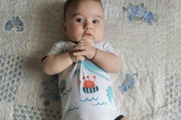 Un băiețel cu malformație congenitală la piciorul drept are nevoie de o operație care costă 40.000 de euro