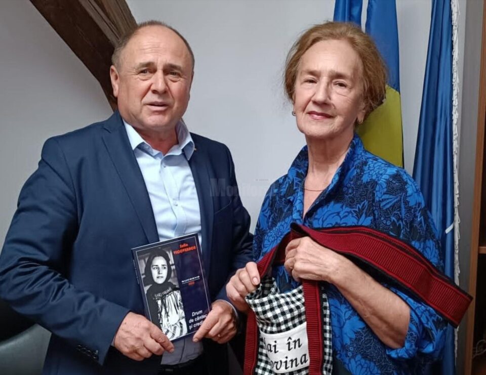 Niculai Barbă i-a oferit Sofiei Vicoveanca o traistă cu sloganul „Hai in Bucovina!”