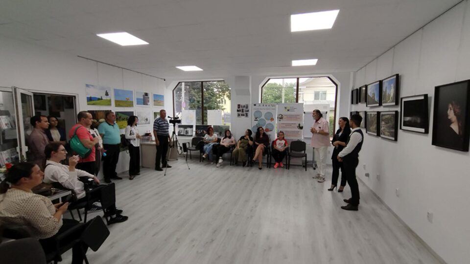 Expoziția „Firul Vieții”, semnată de Sebastian Vasile Luca, la Galeria Zamca