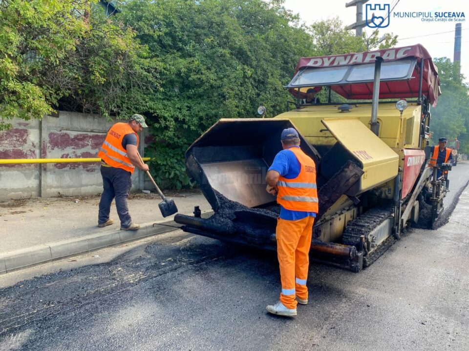 Covorul asfaltic turnat pe strada Bazarului pe o suprafață de 3562 mp