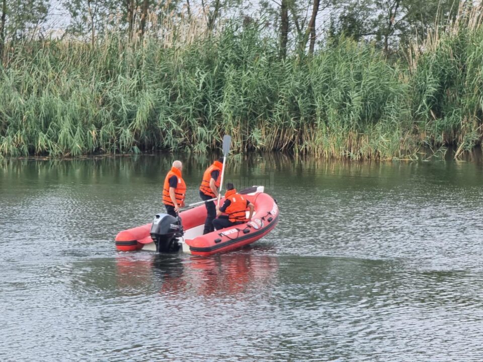 Pompierii caută trupul unui tânăr de aproximativ 18 ani, care s-ar fi înecat în iazul Lipoveni