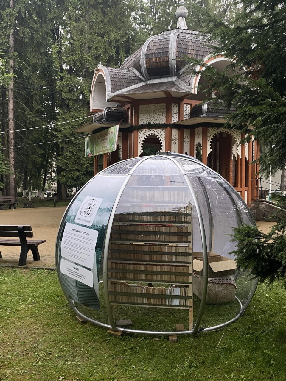 În parcul central din Vatra Dornei a fost montat un iglu de lectură, pentru iubitorii de carte
