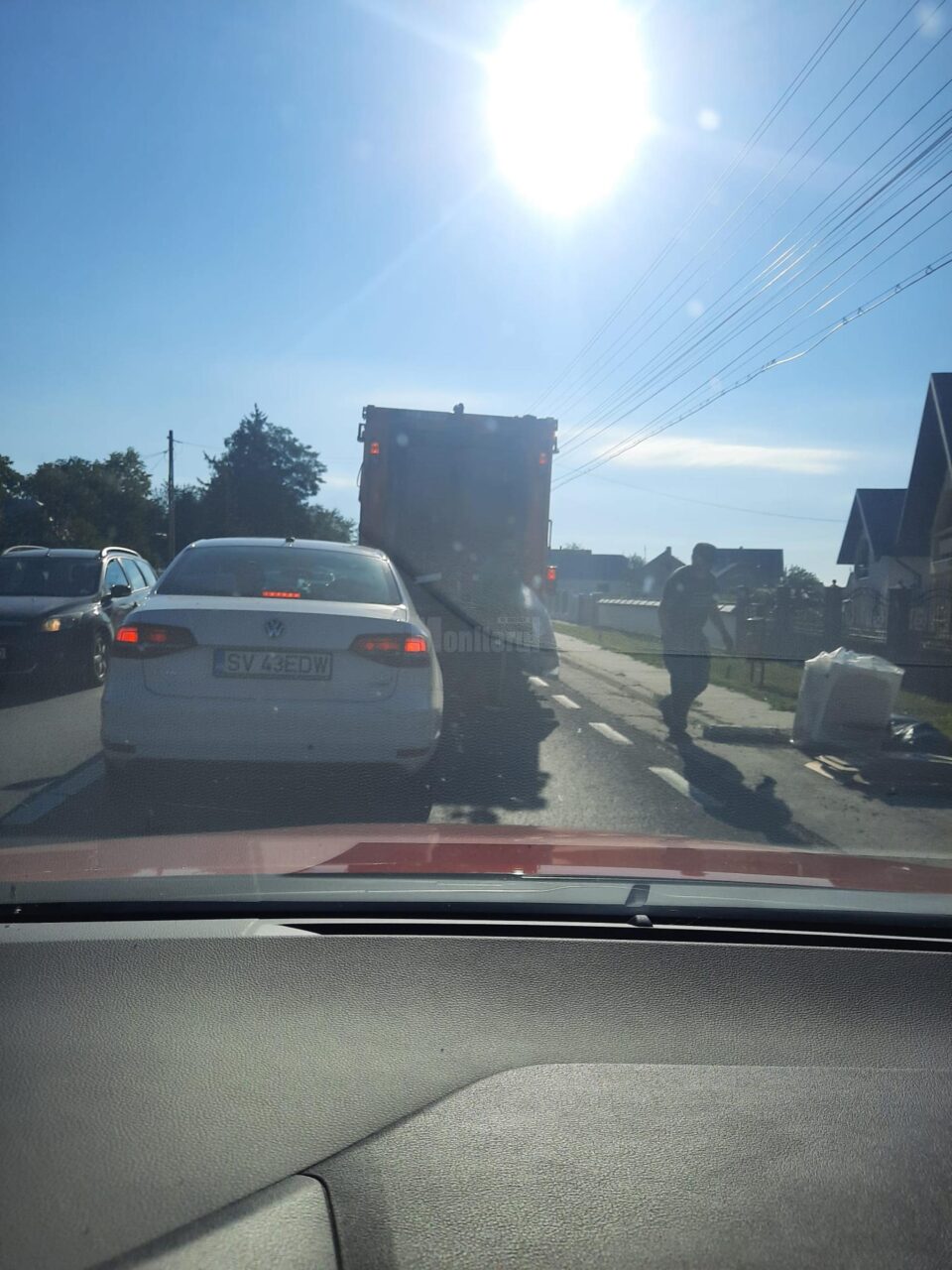 Traficul pe drumul național 29 Suceava – Botoșani, gâtuit de mașina care colectează gunoiul Traficul pe drumul național 29 Suceava – Botoșani, gâtuit de mașina care colectează gunoiul