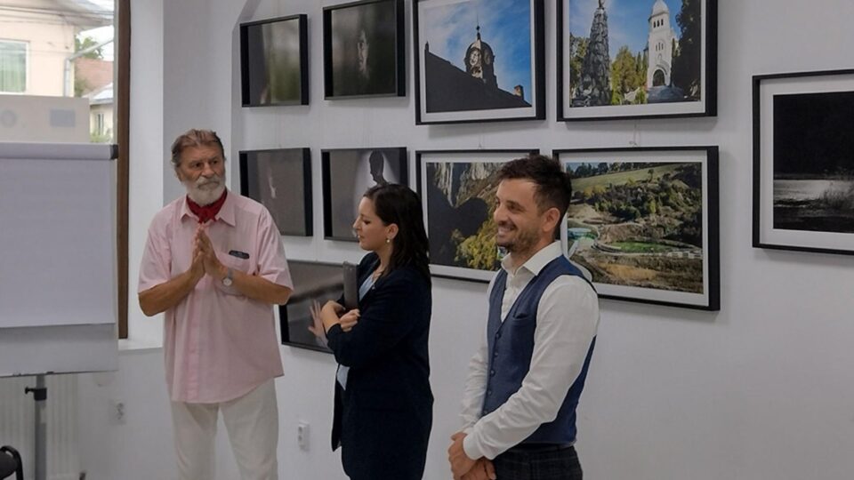 Expoziția „Firul Vieții”, semnată de Sebastian Vasile Luca, la Galeria Zamca