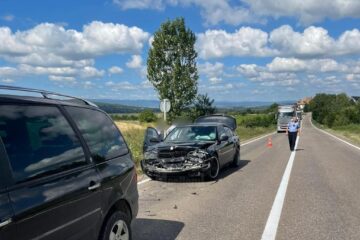 O femeie a ajuns la spital după un carambol între trei mașini