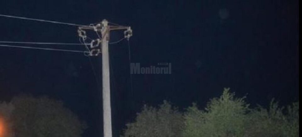 Un tânăr de 19 ani a murit electrocutat după ce s-a urcat pe un stâlp în timp ce se juca