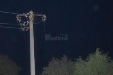 Un tânăr de 19 ani a murit electrocutat după ce s-a urcat pe un stâlp în timp ce se juca