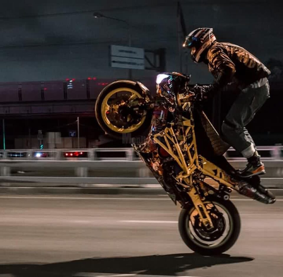 În cadrul Bucovina Motorfest, doi motocicliști din Ungaria vor oferi un spectacol de cascadorii pe două roți în parcare la Iulius Mall Suceava În cadrul Bucovina Motorfest, doi motocicliști din Ungaria vor oferi un spectacol de cascadorii pe două roți în parcare la Iulius Mall Suceava