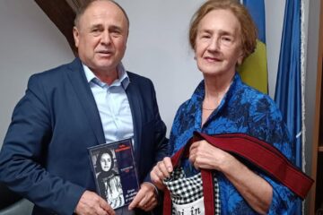 Niculai Barbă i-a oferit Sofiei Vicoveanca o traistă cu sloganul „Hai în Bucovina!”