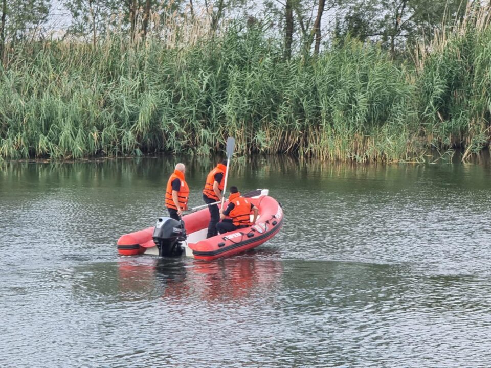Trupul unui tânăr care s-ar fi înecat, căutat de pompieri în iazul de la Lipoveni