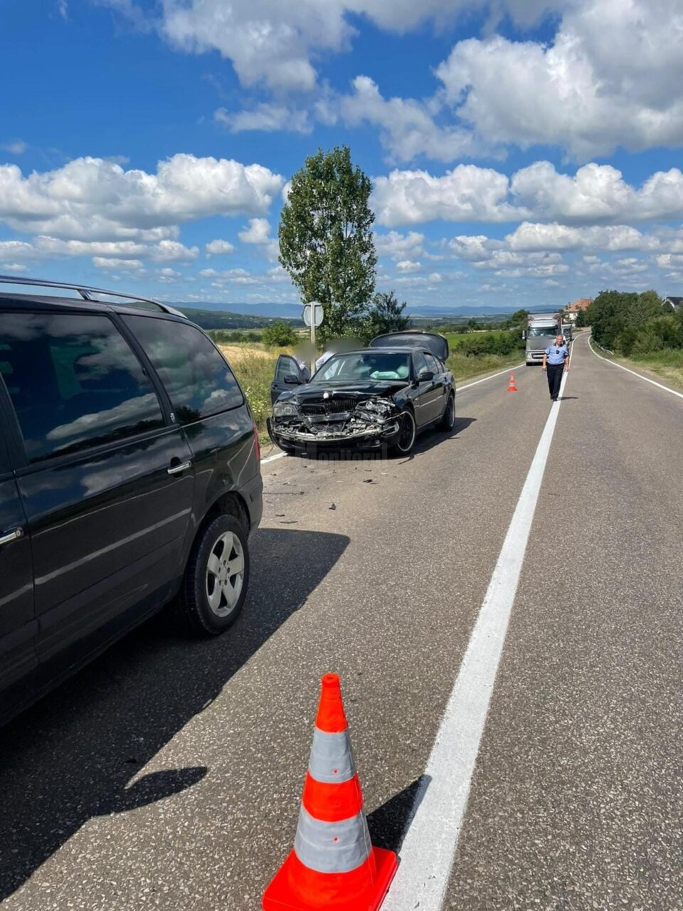 Un șofer neatent a lovit o mașină care staționa în coloană. Din impact a fost lovită încă o mașină