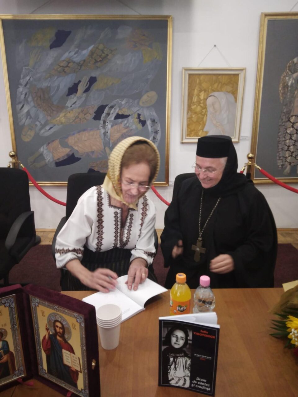 „Tainele” Sofiei Vicoveanca, descoperite de zeci de suceveni în cea de-a cincea ei carte, „Drum de cântec și credință”