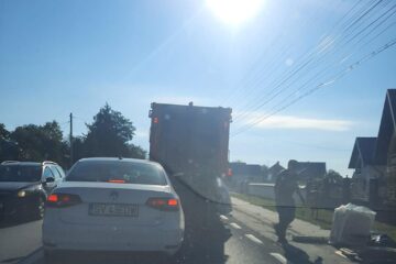 Traficul pe drumul național 29 Suceava – Botoșani, gâtuit de mașina care colectează gunoiul