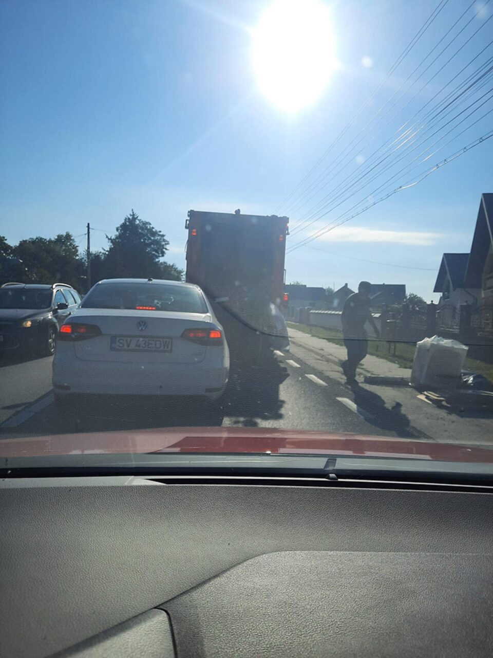 Traficul pe drumul național 29 Suceava – Botoșani, gâtuit de mașina care colectează gunoiul Traficul pe drumul național 29 Suceava – Botoșani, gâtuit de mașina care colectează gunoiul