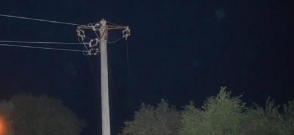 Un tânăr de 19 ani a murit electrocutat după ce s-a urcat pe un stâlp în timp ce se juca Un tânăr de 19 ani a murit electrocutat după ce s-a urcat pe un stâlp în timp ce se juca