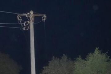 Un tânăr de 19 ani a murit electrocutat după ce s-a urcat pe un stâlp în timp ce se juca