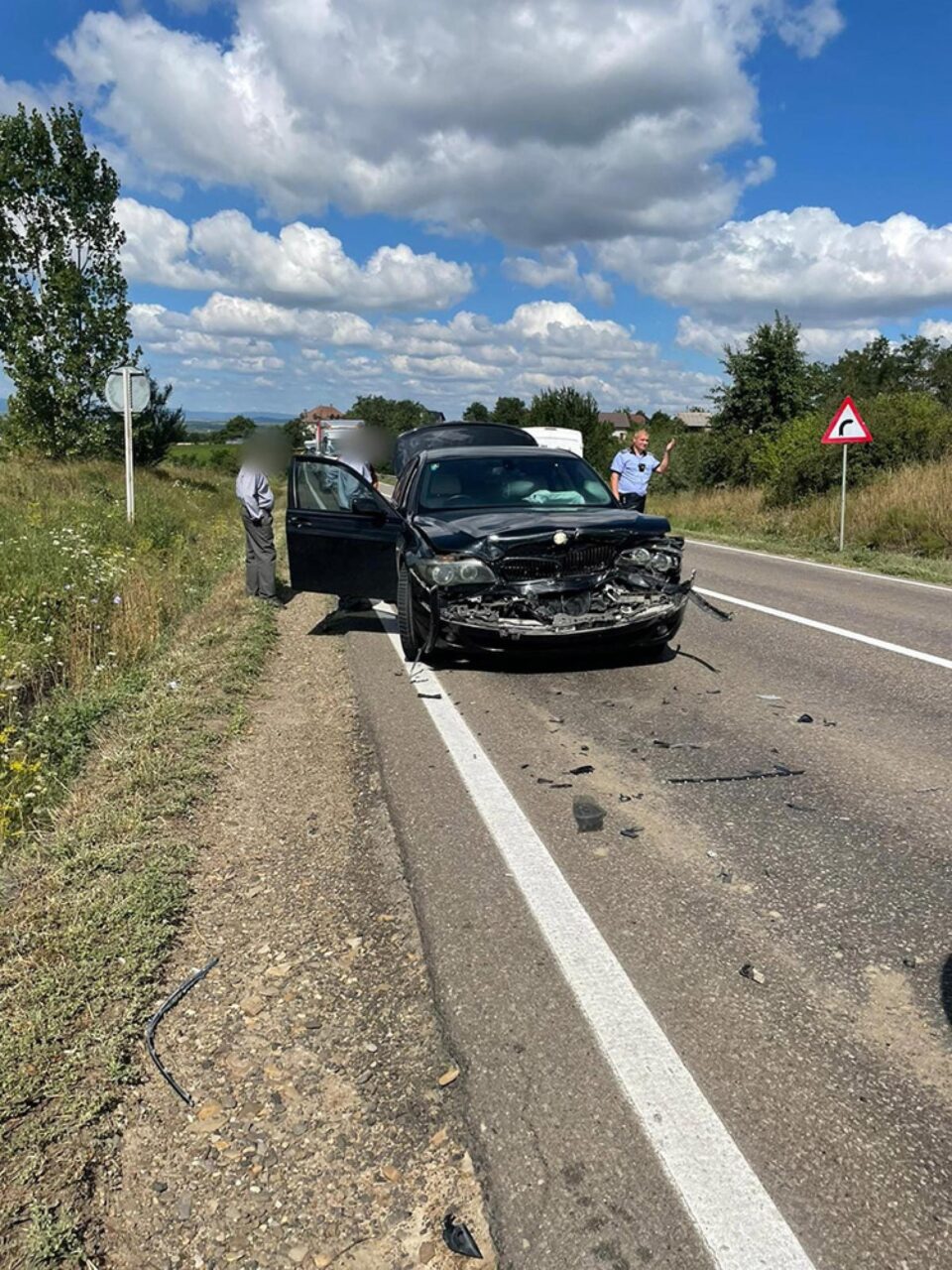 Un șofer neatent a lovit o mașină care staționa în coloană. Din impact a fost lovită încă o mașină