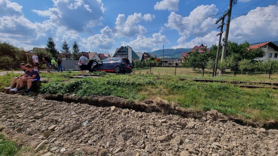Mașină lovită de tren, la Bivolărie