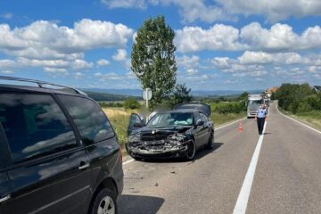 Un șofer neatent a lovit o mașină care staționa în coloană. Din impact a fost lovită încă o mașină