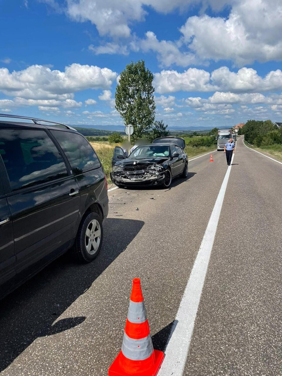 Un șofer neatent a lovit o mașină care staționa în coloană. Din impact a fost lovită încă o mașină Un șofer neatent a lovit o mașină care staționa în coloană. Din impact a fost lovită încă o mașină