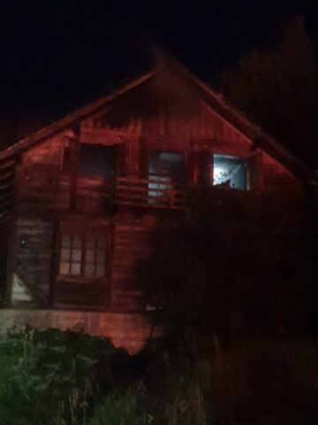 O pensiune și o casă din Bucșoaia, distruse într-un puternic incendiu