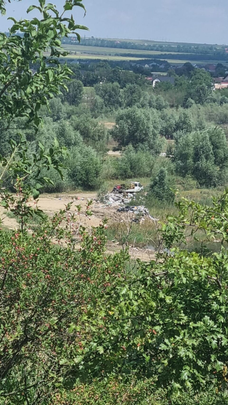 Gunoiul adunat din comuna Bosanci, aruncat de angajații primăriei în lunca râului Suceava