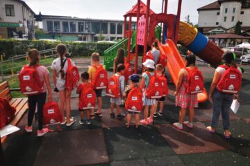 Peste 200 de copii necăjiți beneficiază de ghiozdane complet echipate pentru școală, în cadrul campaniei „School in a Bag”