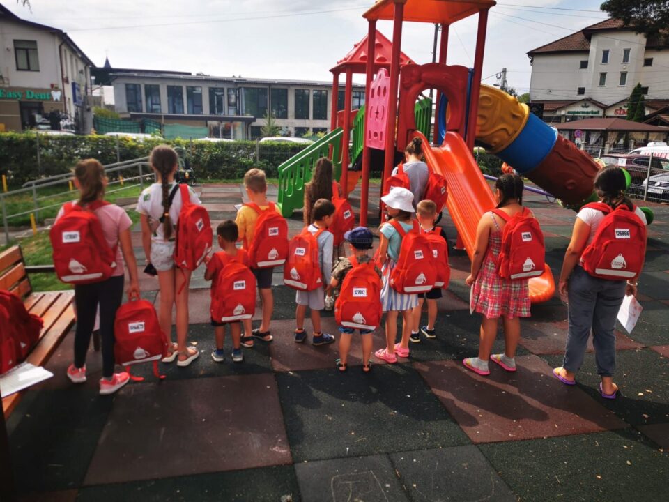 Peste 200 de copii necăjiți beneficiază de ghiozdane complet echipate pentru școală, în cadrul campaniei „School in a Bag” Peste 200 de copii necăjiți beneficiază de ghiozdane complet echipate pentru școală, în cadrul campaniei „School in a Bag”