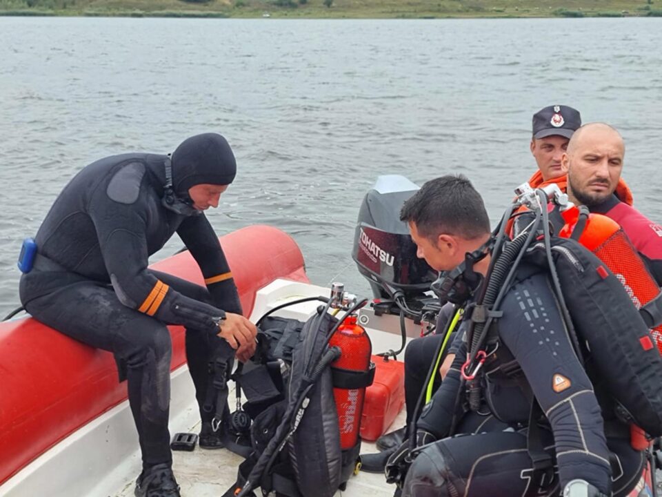 Dispărut miercuri seară în iazul Lipoveni, un tânăr plecat pe ape cu un caiac încă nu a fost găsit