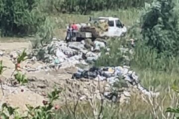 Gunoiul adunat din comuna Bosanci, aruncat de angajații primăriei în lunca râului Suceava