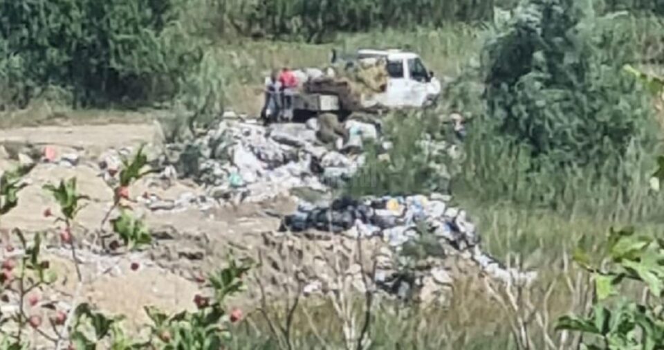 Gunoiul adunat din comuna Bosanci, aruncat de angajații primăriei în lunca râului Suceava