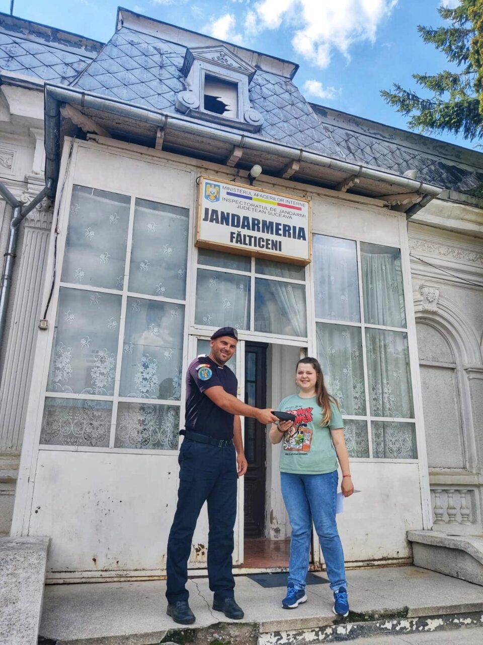 Portofel cu bani și acte, găsit și returnat păgubitei de un jandarm